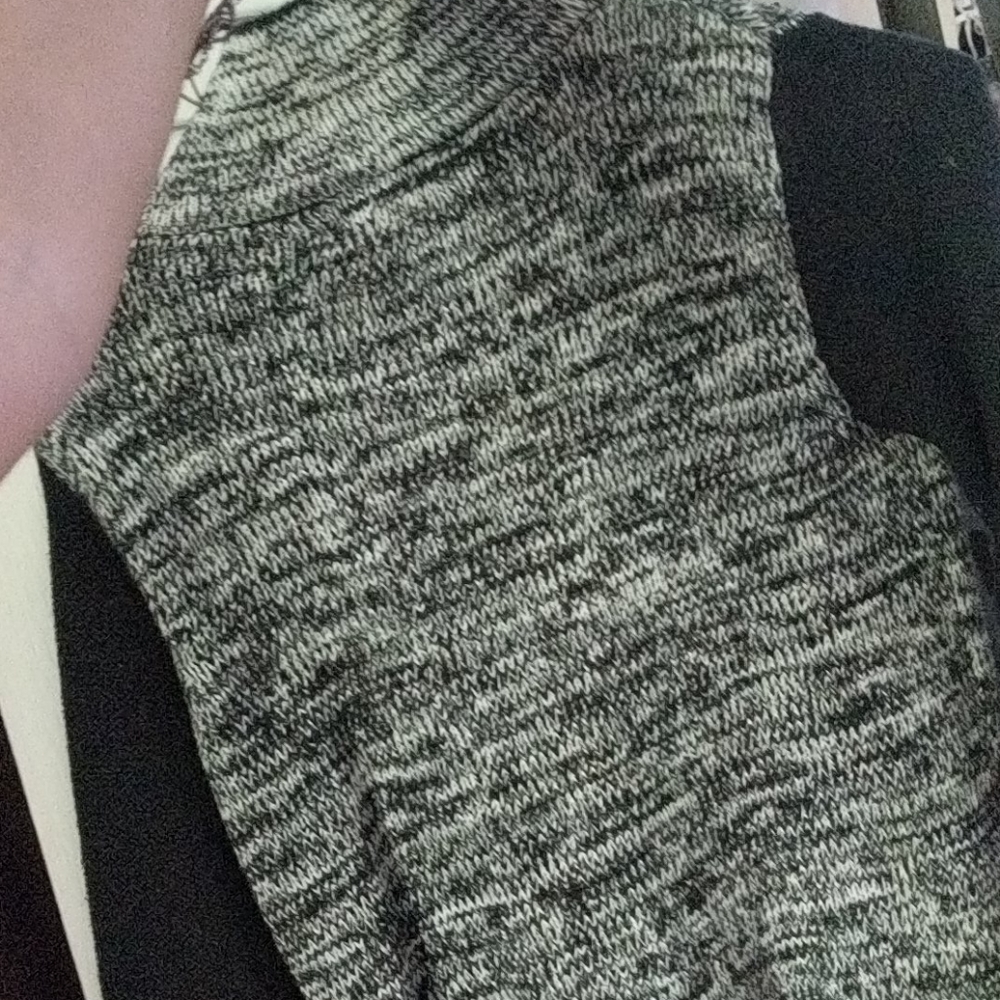 Sweaters - Picture 4 of 4